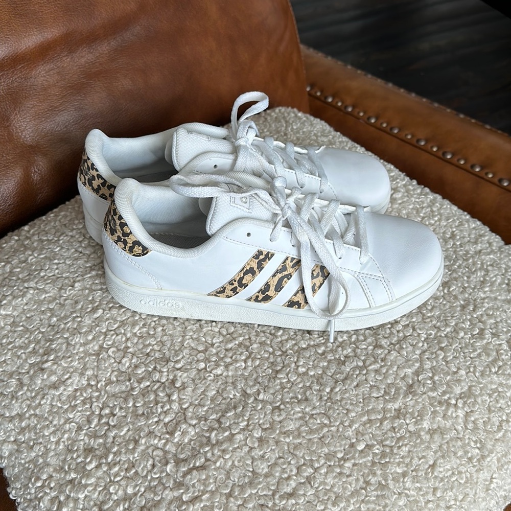 Like new! Adidas sneakers. Size 4!